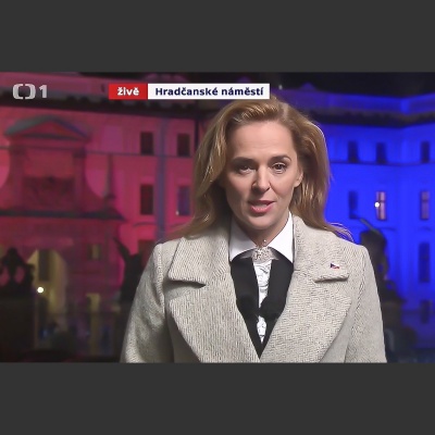 Perlová brož jako centrální ozdoba u krku