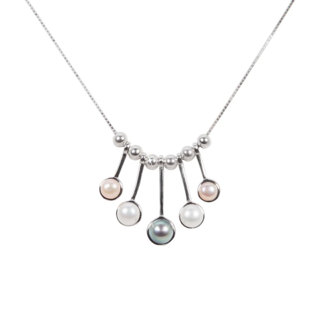 Jemný náhrdelník s barevnými perlami