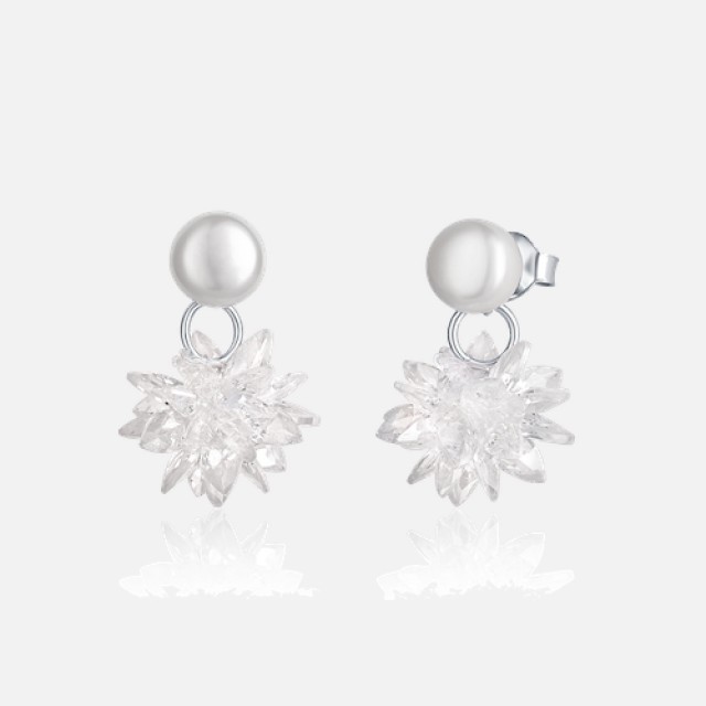 Glittering pearl earrings with a crystal flower