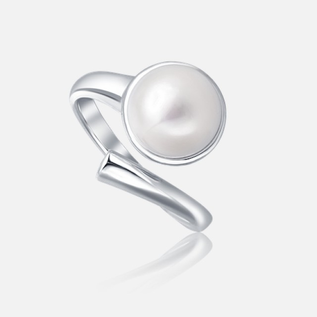 Pearl ring with Cubic Zirconia