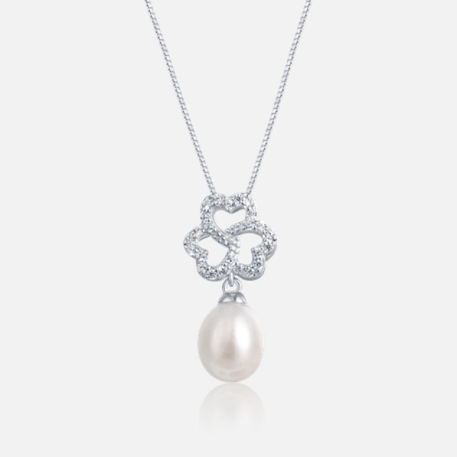Delicate necklace with real pearl
