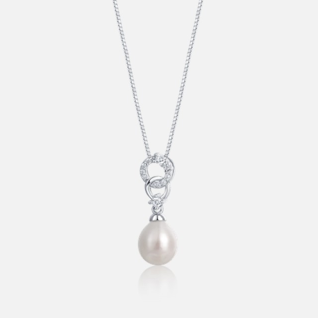 Glittering delicate pearl necklace