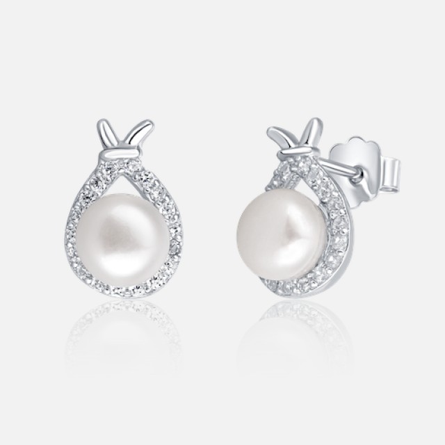 Gentle pearl earrings with zircons